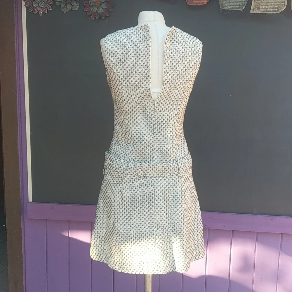 Cute retro looking dress - Picture 5 of 7